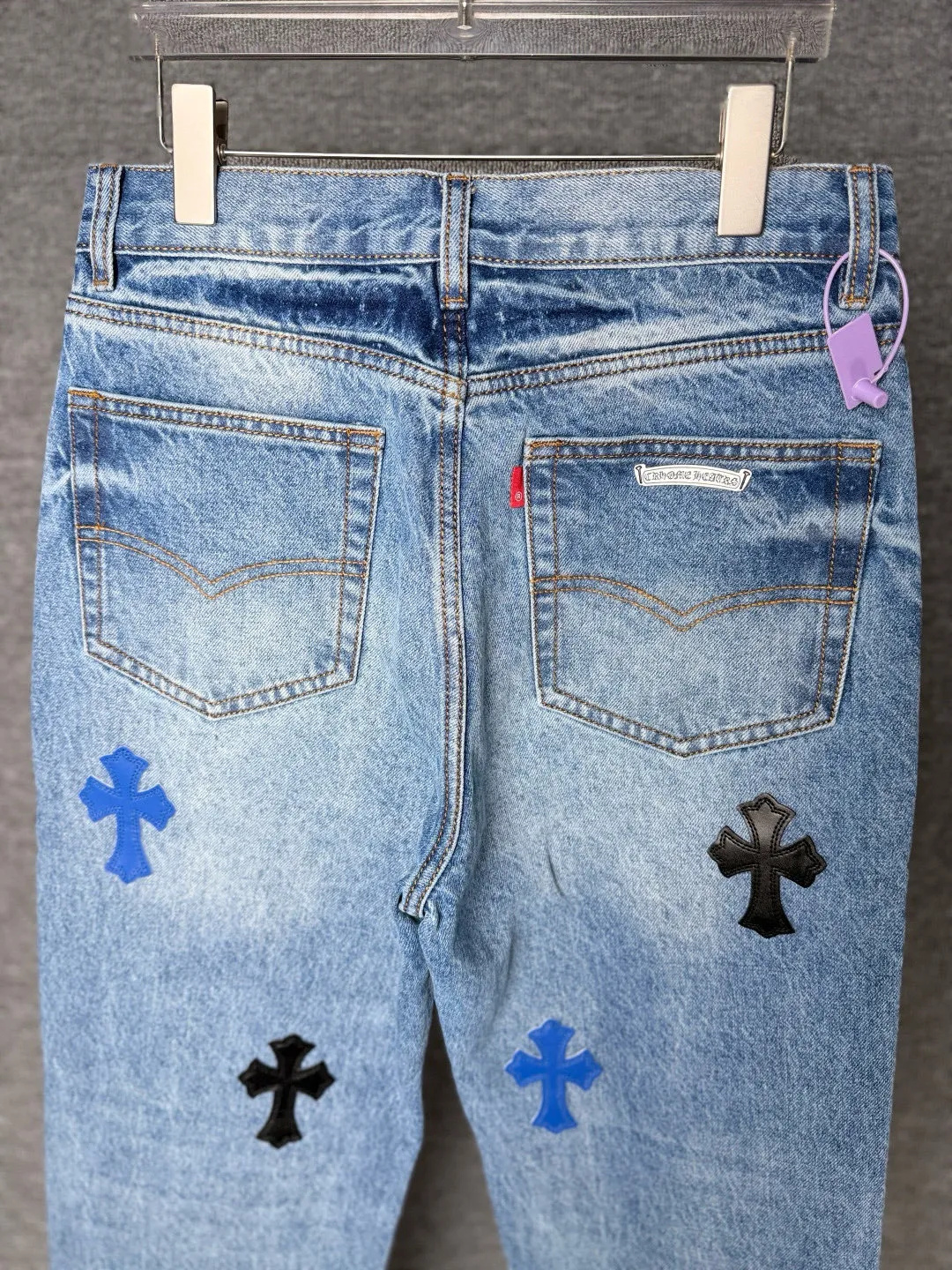 P270 💰 (Top version) Chrome Hearts blue pants black white blue multi-leather jeans Top version Chrome Hearts Chrome Hearts jeans with leather jeans It is known that chromehearts jeans use vintage Levis jeans as the base for creation, usually adding their own unique silver buckles and silver ornaments, plus leather embellishments. This is what doubles the value of these vintage jeans, because the base is Vintage jeans, jeans themselves have become very soft and comfortable after years of baptism, which can be distinguished from ordinary jeans. Regarding the size, you should also refer to the pants data. Color: blue Size: 28-30-32-34-36 (corresponding to S-M-L-XL-XXL)